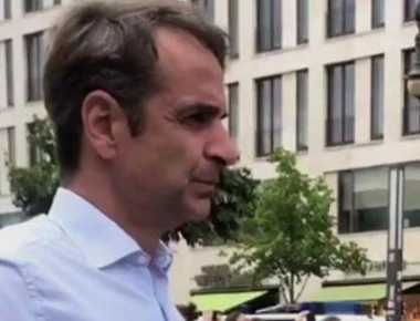 Σε πλατεία του Βερολίνου με μπύρα στο χέρι πανηγύρισε τη νίκη της Νότιας Κορέας ο Κυριάκος Μητσοτάκης (φωτό)